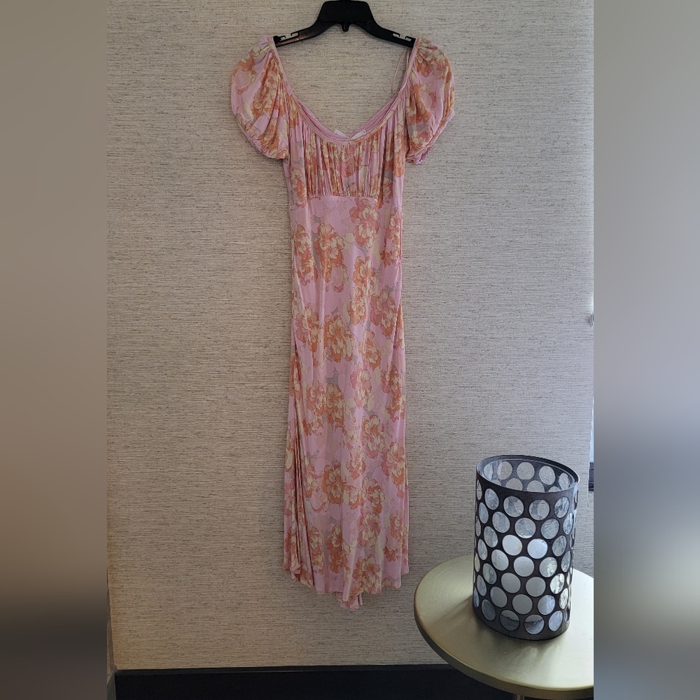 Nwot. ASTR 🌸🌼🐰🐇Pink and Orange Ruffled Tiered Midi Dress with Puff Sleeves